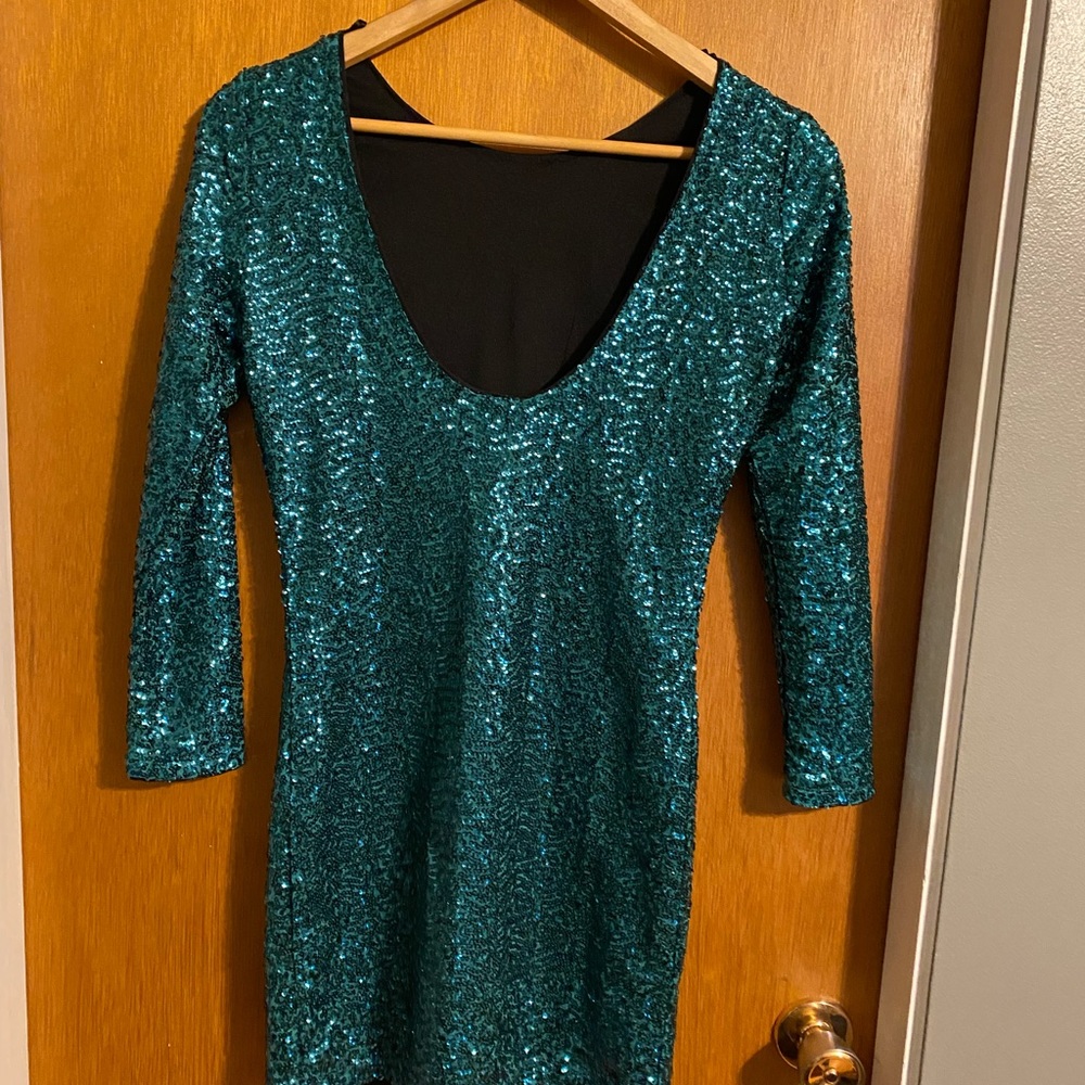 green sequin devided dress. size 8 more like size 4.